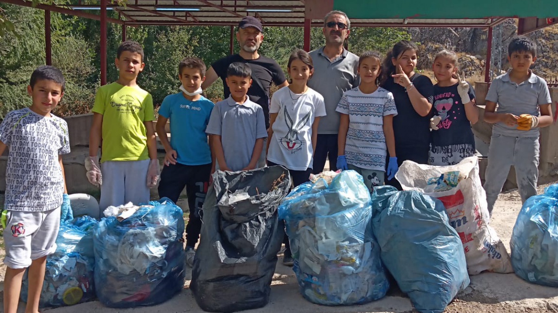 Öğrencilerimiz Pınar Etrafında Çevre Temizliği Yaptı